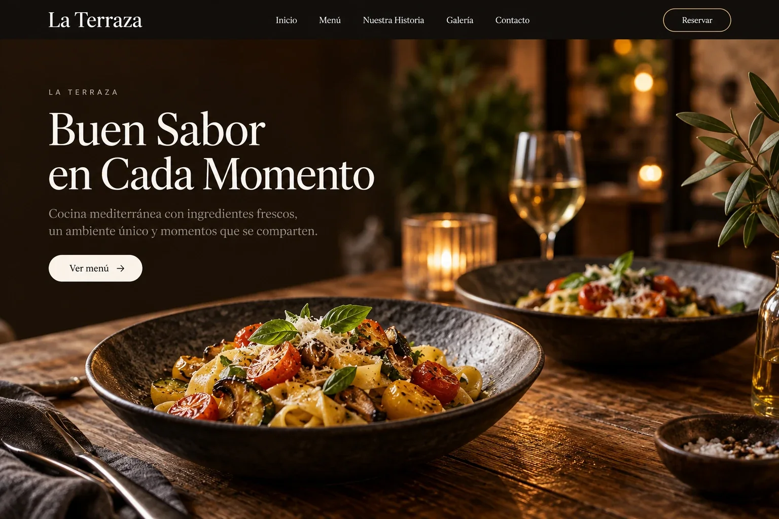 Sitio web de un restaurante con el titular Buen Sabor en Cada Momento y platos de pasta